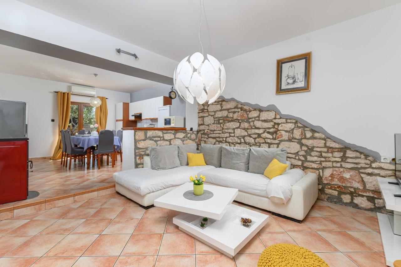 Villa Carla With Private Pool & Kids Playground - Pet Friendly Mutvoran Экстерьер фото