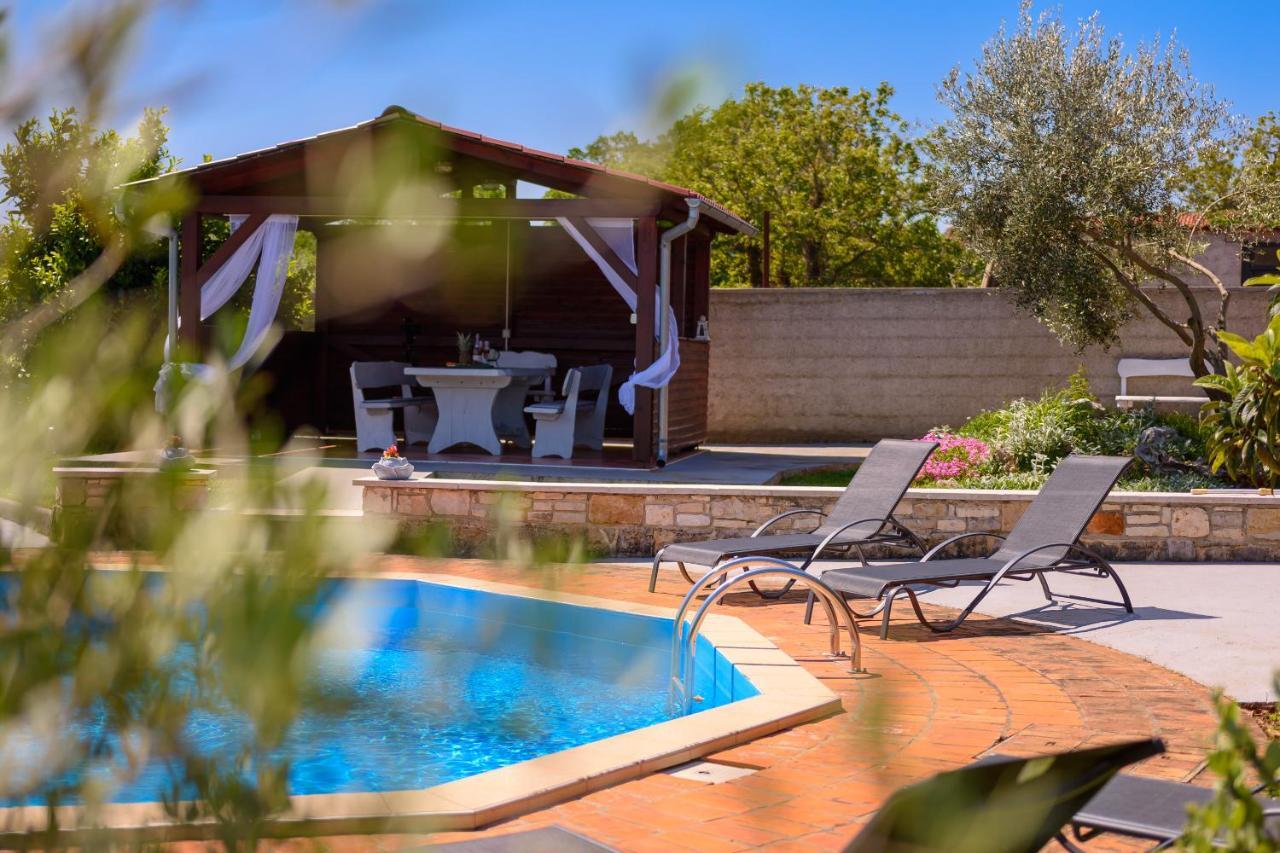 Villa Carla With Private Pool & Kids Playground - Pet Friendly Mutvoran Экстерьер фото
